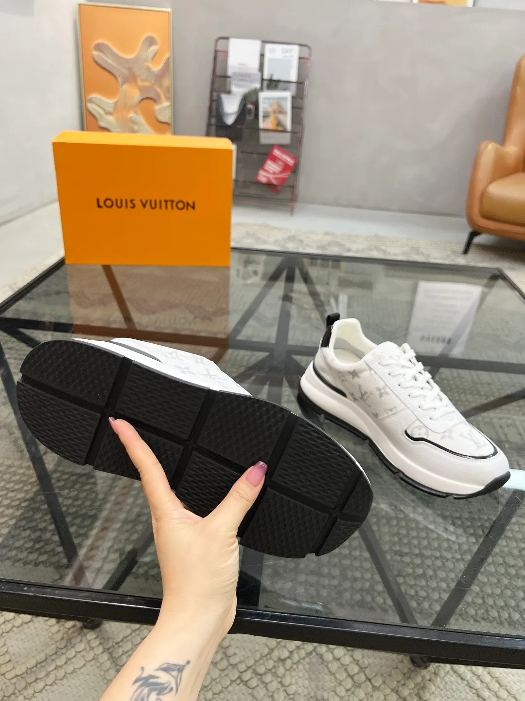 Factory price: 480💰LV🔍Top purchasing agent🇮🇹 Lu Street God's new sports shoes are coming and are available at counters simultaneously. Original factory configuration, original cowhide imported from Italy with mesh fabric, high-quality printing and splicing complex process, sports trendy person, imported water-dyed cowhide lining, sole: Wang Yuan factory specially provides the original sole, super comfortable, original factory follow-up goods 🔍🔍High quality, you can enter and leave the counter at will, welcome to compare and synchronize with the counter, code number 38-44, customized 45